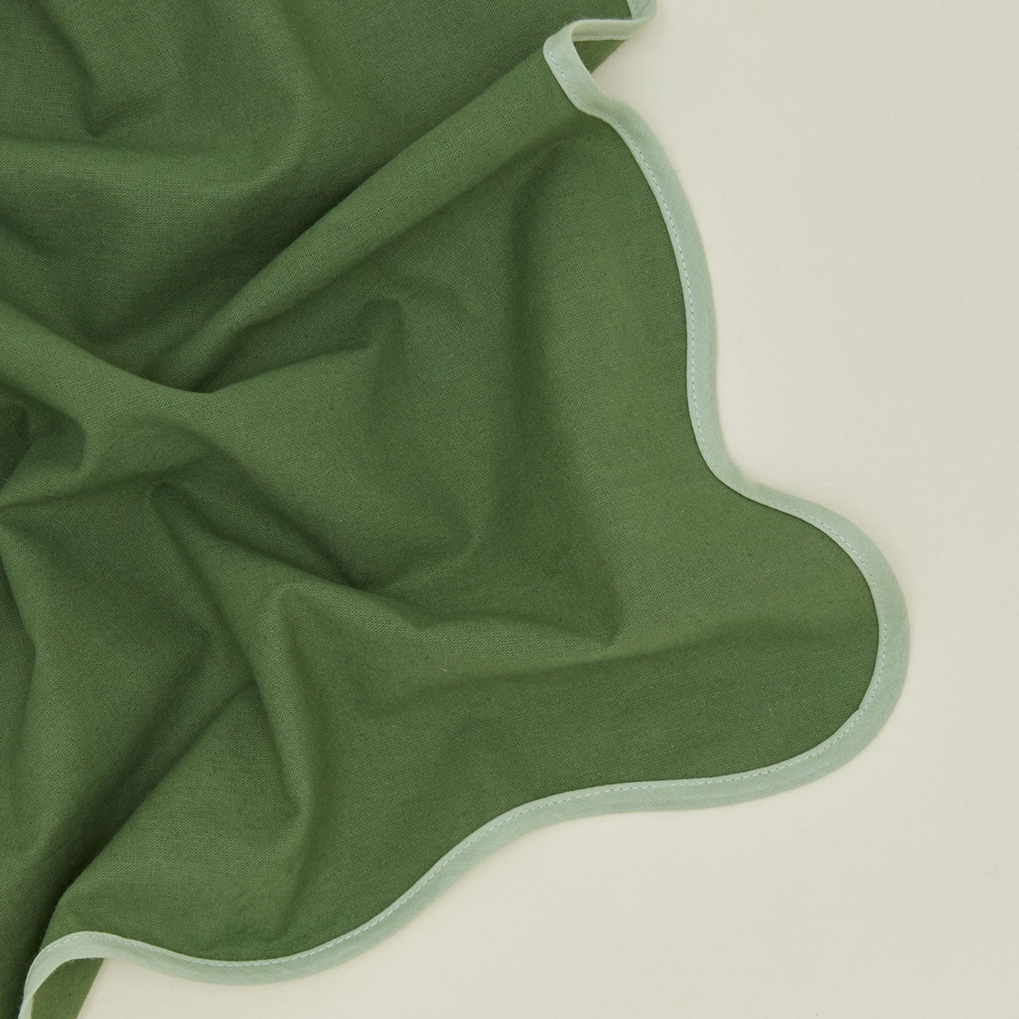 Detailed view of grass scalloped napkin