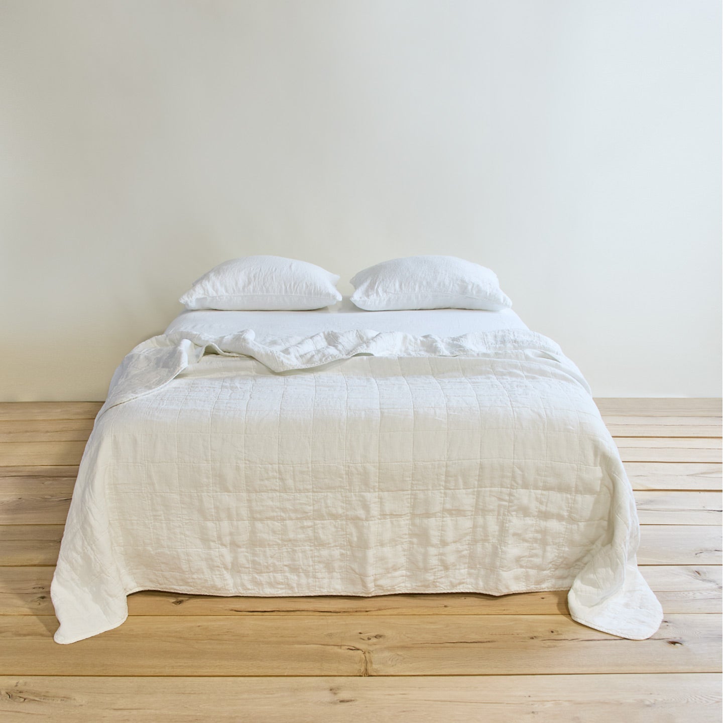 Simple linen bedding in white